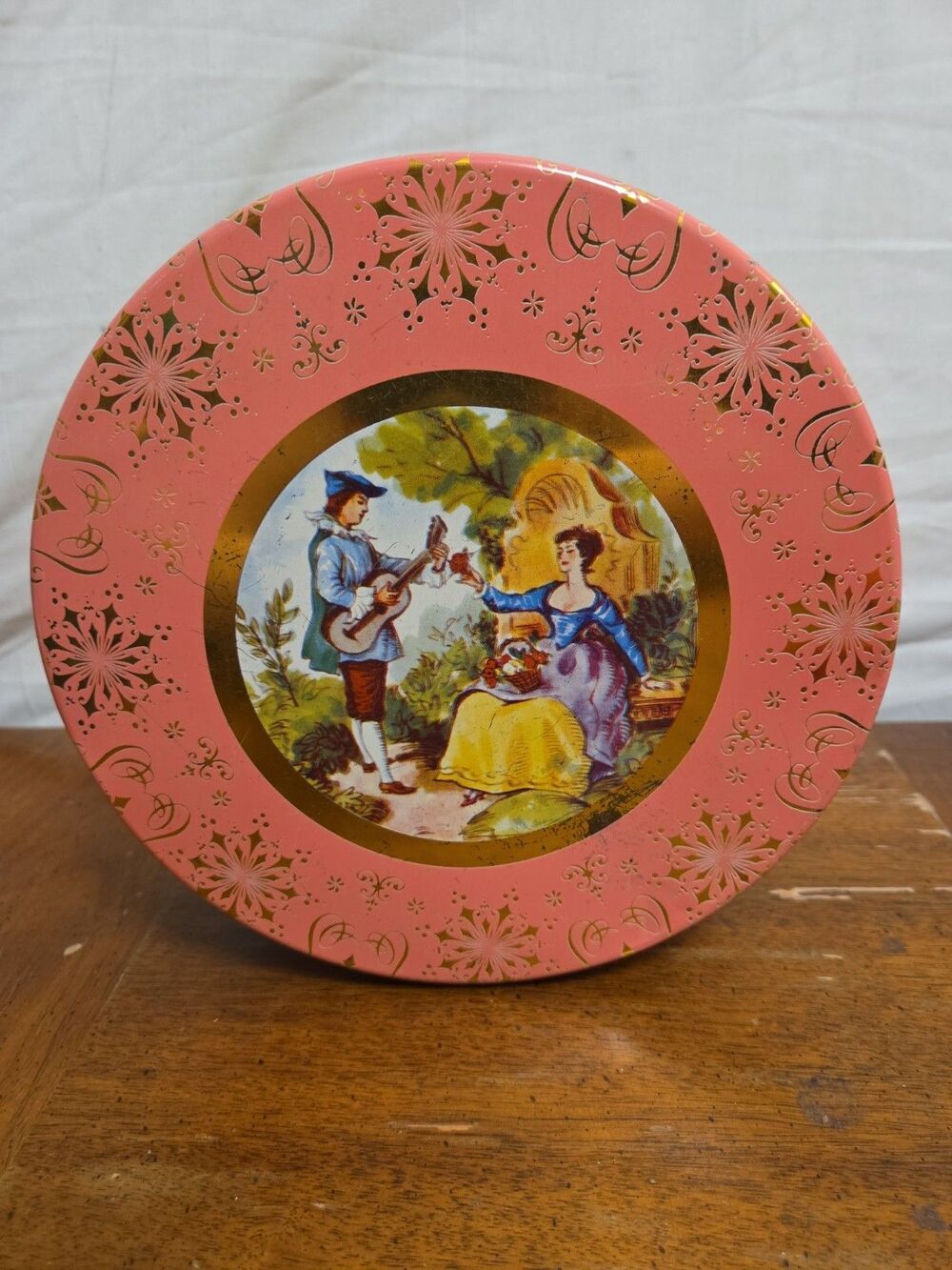 Vtg 8” round Tin Atlantic Can Co Victorian Courting Couple Scene New Jersey Vntg